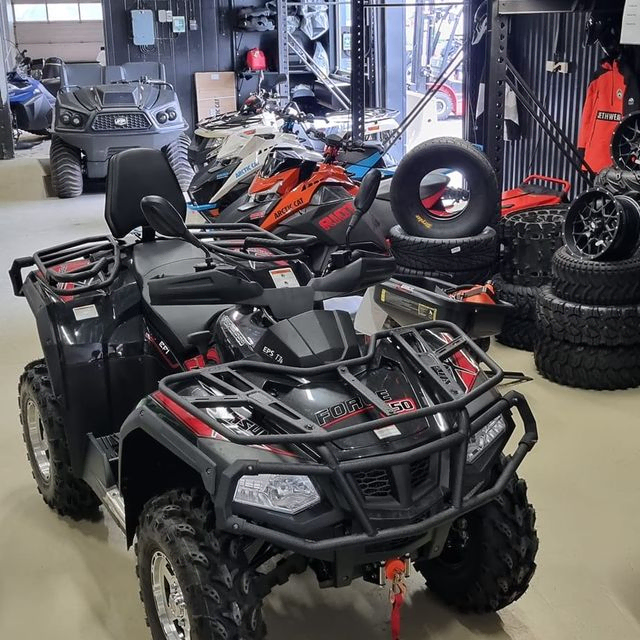 Lagerhus med en ATV og ATV-utstyr
