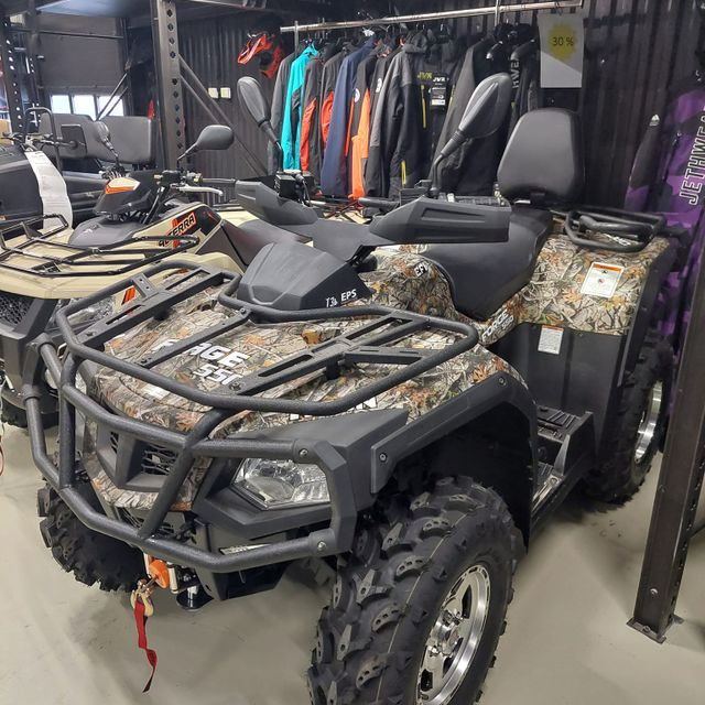 Parkert ATV i et lager