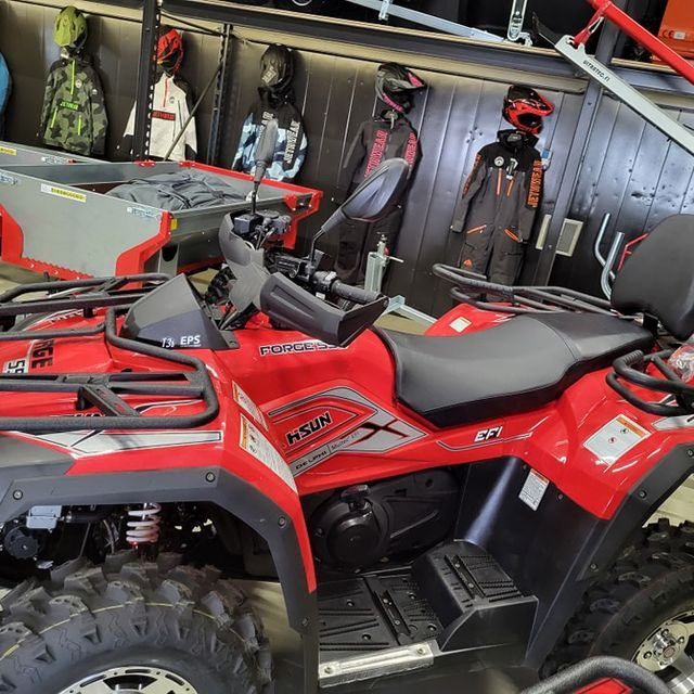 En rød atv med opphengte klær i bakgrunnen