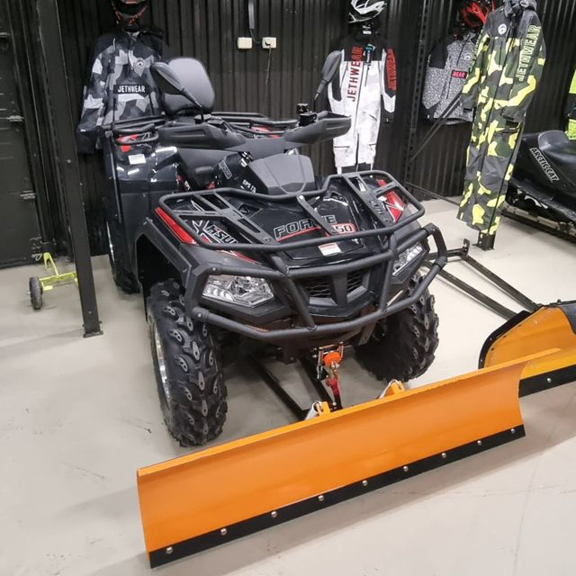 En svart ATV